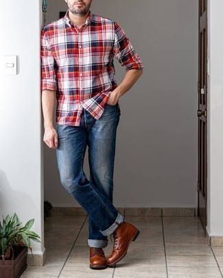 Какие джинсы носить с коричневыми повседневными ботинками в 30 лет мужчине в стиле кэжуал: Сочетание бело-красно-синей рубашки с длинным рукавом в шотландскую клетку и джинсов поможет создать нескучный мужской лук в стиле casual. Завершив образ коричневыми повседневными ботинками, можно получить поразительный результат.