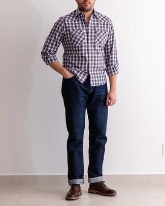 Какие броги носить с темно-синими джинсами: Бело-красно-синяя рубашка с длинным рукавом в мелкую клетку и темно-синие джинсы — неотъемлемые вещи в гардеробе парней с превосходным вкусом в одежде. В сочетании с брогами такой образ смотрится особенно гармонично.