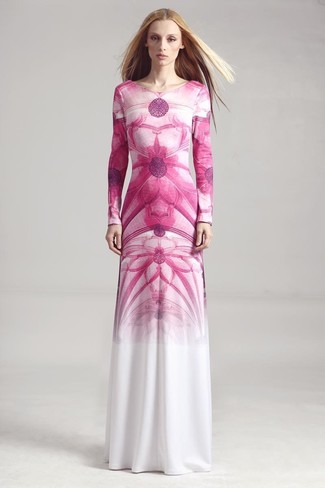 С чем носить розовое платье-макси в 30 лет в стиле кэжуал: Розовое платье-макси — стильный выбор противоположного пола, которые никогда не могут усидеть на месте.