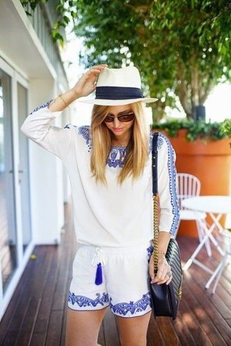 Модный лук: бело-синий комбинезон с шортами с вышивкой, черная кожаная стеганая сумка через плечо, бело-черная соломенная шляпа, темно-коричневые солнцезащитные очки