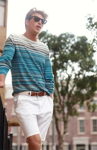С чем носить бело-синий свитер с круглым вырезом в горизонтальную полоску мужчине: Бело-синий свитер с круглым вырезом в горизонтальную полоску и белые шорты — прекрасная идея для расслабленного, но модного мужского образа.