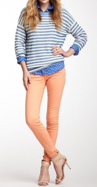 Какие свитера с круглым вырезом носить с оранжевыми джинсами скинни в стиле смарт-кэжуал: Если ты считаешь себя одной из тех женщин, которые каждый день одеваются с иголочки, тебе придется по душе дуэт свитера с круглым вырезом и оранжевых джинсов скинни. В тандеме с этим луком наиболее удачно будут выглядеть светло-коричневые кожаные босоножки на каблуке.