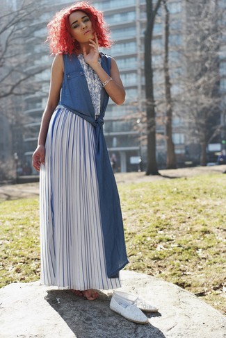Модный лук: бело-синий укороченный топ с цветочным принтом, бело-синяя длинная юбка, серебряный браслет