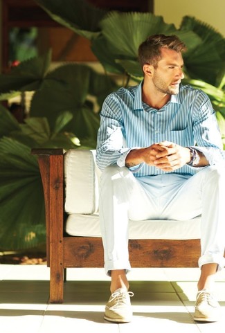 Какие броги носить с бело-синей классической рубашкой: Тандем бело-синей классической рубашки и белых брюк чинос поможет создать элегантный и актуальный мужской образ. Если ты не боишься сочетать в своих образах разные стили, на ноги можно надеть броги.
