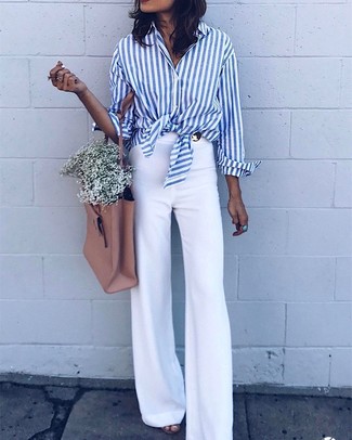 С чем носить белые брюки-клеш в 30 лет: Бело-синяя классическая рубашка в вертикальную полоску и белые брюки-клеш — must have вещи в арсенале противоположного пола с классным вкусом в одежде.