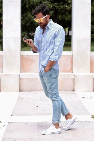 Какие классические рубашки носить с голубыми джинсами мужчине: Попробуй сочетание классической рубашки и голубых джинсов, и ты получишь модный расслабленный мужской ансамбль, который подходит на каждый день. Любишь незаурядные решения? Тогда дополни свой образ белыми низкими кедами.