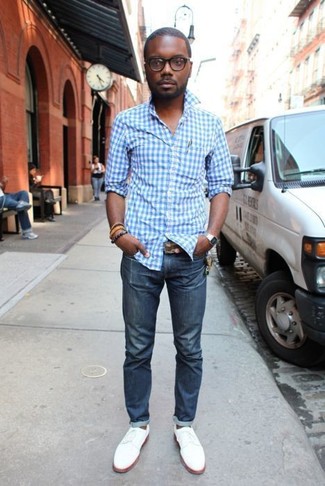 Какие классические рубашки носить с синими зауженными джинсами мужчине: Классическая рубашка и синие зауженные джинсы будет хорошим вариантом для легкого повседневного лука. Закончив лук белыми замшевыми туфлями дерби, можно получить поразительный результат.