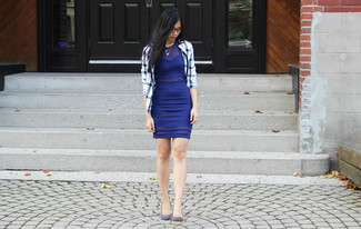 Какие косухи носить с синим облегающим платьем в теплую погоду: Синее облегающее платье и бело-синяя косуха в клетку — обязательные вещи в гардеробе барышень с превосходным чувством стиля. Что касается обуви, голубые замшевые туфли — наиболее приемлимый вариант.