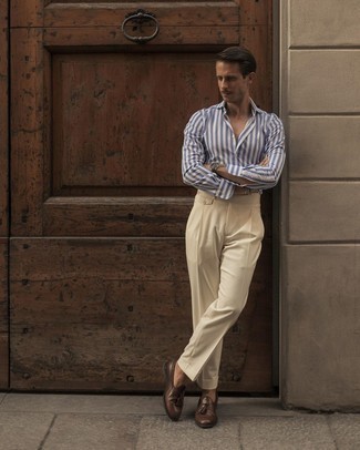 Какие лоферы носить с светло-коричневыми классическими брюками мужчине лето: Бело-синяя рубашка с длинным рукавом в вертикальную полоску в сочетании со светло-коричневыми классическими брюками поможет реализовать изысканный мужской стиль. Лоферы добавят луку эффектности. Такое сочетание вещей обеспечивает тебе ощущение комфорта в настоящую жару и уверенность в том, что ты выглядишь несравненно.