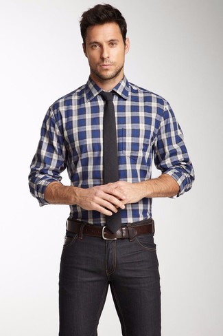 Модный лук: бело-синяя рубашка с длинным рукавом в шотландскую клетку, темно-серые зауженные джинсы, темно-серый галстук, темно-коричневый кожаный ремень