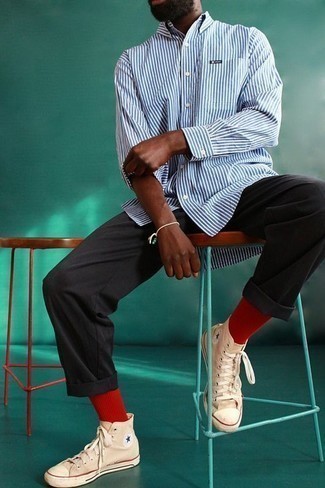Модный лук: бело-синяя рубашка с длинным рукавом в вертикальную полоску, черные брюки чинос, бежевые высокие кеды из плотной ткани, красные носки