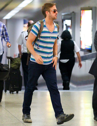 Как Ryan Gosling носит Бело-синяя футболка с v-образным вырезом в горизонтальную полоску, Темно-синие джинсы, Оливковые кожаные повседневные ботинки, Оливковый рюкзак из плотной ткани