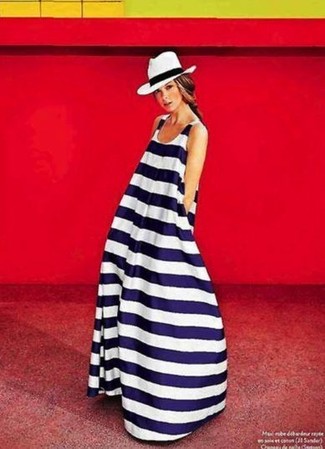 С чем носить соломенную шляпу в 30 лет женщине в теплую погоду в стиле кэжуал: Бело-темно-синее платье-макси в горизонтальную полоску и соломенная шляпа — стильный выбор дам, которые постоянно в движении.