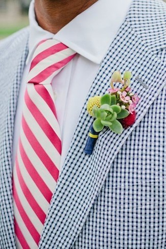 Модный лук: бело-темно-синий пиджак в мелкую клетку, белая классическая рубашка, ярко-розовый галстук в вертикальную полоску, зеленая мужская брошь с цветочным принтом