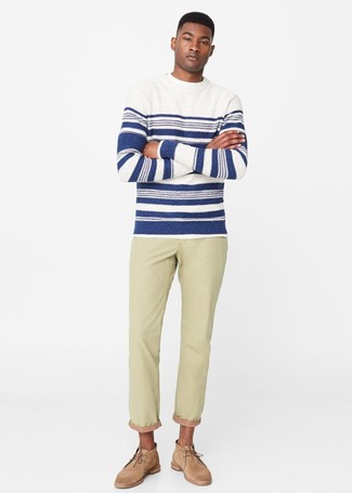 Модный лук: бело-темно-синий свитер с круглым вырезом в горизонтальную полоску, бежевые джинсы, светло-коричневые замшевые ботинки дезерты