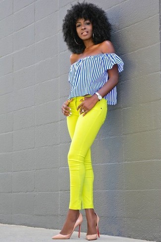 С чем носить желтые джинсы скинни: Бело-темно-синий топ с открытыми плечами в вертикальную полоску и желтые джинсы скинни — стильный выбор дам, которые никогда не сидят на месте. Очень выигрышно здесь будут выглядеть розовые кожаные туфли.