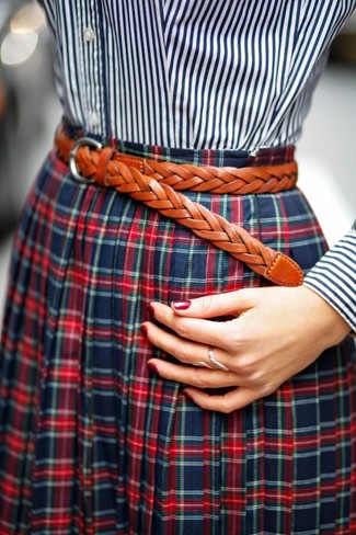 С чем носить красную юбку-миди в шотландскую клетку осень в деловом стиле: Удобное сочетание бело-темно-синей классической рубашки в вертикальную полоску и красной юбки-миди в шотландскую клетку вне всякого сомнения будет обращать на тебя взгляды. Такой лук будет приятно примерить на себя в унылый осенний день.