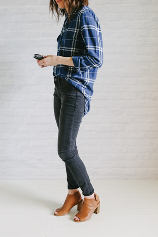 С чем носить темно-серые джинсы скинни в деловом стиле: Ансамбль из бело-темно-синей классической рубашки в шотландскую клетку и темно-серых джинсов скинни позволит выглядеть по моде, а также выразить твой выразительный личный стиль. В паре с табачными кожаными сабо такой образ выглядит особенно выигрышно.