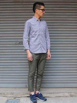Как носить темно-зеленые брюки карго с темно-синими кроссовками за 40 лет в теплую погоду: Дуэт бело-темно-синей рубашки с длинным рукавом в клетку и темно-зеленых брюк карго вдохновляет на проявление собственного стиля. Любишь незаурядные решения? Заверши свой образ темно-синими кроссовками.