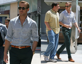 Как Ryan Gosling носит Бело-темно-синяя рубашка с длинным рукавом в вертикальную полоску, Темно-зеленые классические брюки, Светло-коричневые кожаные туфли дерби, Коричневый кожаный ремень