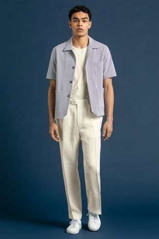С чем носить бело-темно-синюю футболку с круглым вырезом в 20 лет мужчине лето: Бело-темно-синяя рубашка с коротким рукавом в вертикальную полоску и белые брюки чинос прочно закрепились в гардеробе современных мужчин, помогая составлять неповторимые и удобные ансамбли. Белые кожаные низкие кеды — идеальный выбор, чтобы дополнить ансамбль.