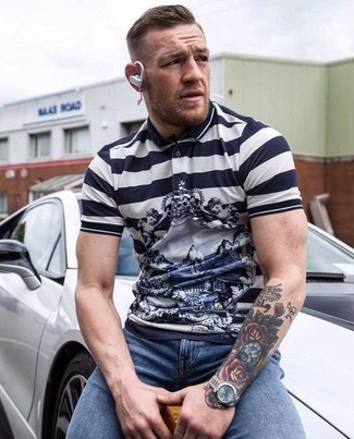 Как Conor McGregor носит Бело-темно-синяя футболка-поло в горизонтальную полоску, Синие зауженные джинсы, Золотые часы