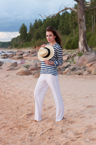 С чем носить белую футболку с длинным рукавом женщине в стиле смарт-кэжуал: Сочетание белой футболки с длинным рукавом и белых широких брюк поможет выразить твою индивидуальность.