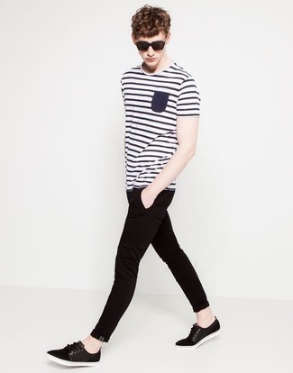 Модный лук: бело-темно-синяя футболка с круглым вырезом в горизонтальную полоску, черные джинсы, черные плимсоллы