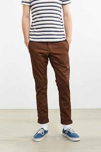 Модный лук: бело-темно-синяя футболка с круглым вырезом в горизонтальную полоску, коричневые брюки чинос, темно-сине-белые низкие кеды из плотной ткани, белые носки