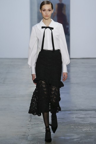 Модный лук: бело-черная блуза на пуговицах, черная кружевная юбка-миди, черные замшевые туфли, черные колготки