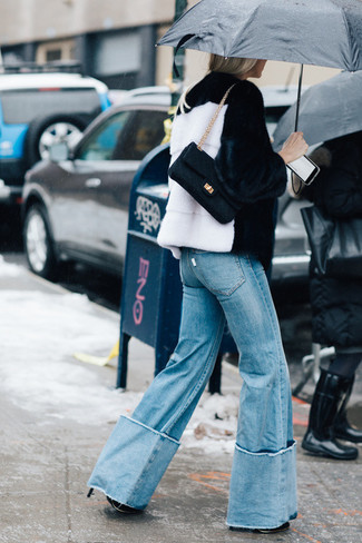 С чем носить бело-черную верхнюю одежду женщине: Бело-черная верхняя одежда и голубые джинсы-клеш — вариант, который будет неизбежно притягивать взоры окружающих.