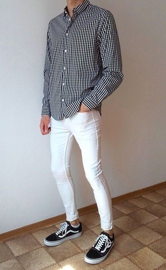 С чем носить бело-темно-синюю рубашку в 20 лет мужчине в стиле кэжуал: Если ты наметил себе сумасшедший день, сочетание бело-темно-синей рубашки и белых зауженных джинсов позволит создать комфортный образ в стиле кэжуал. Теперь почему бы не привнести в повседневный ансамбль немного стильной строгости с помощью черно-белых низких кед из плотной ткани?