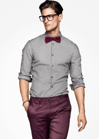 С чем носить темно-красный галстук-бабочку в 30 лет мужчине в теплую погоду: Сочетание бело-черной рубашки с длинным рукавом в мелкую клетку и темно-красного галстука-бабочки - очень практично, и поэтому идеально для повседневой носки.