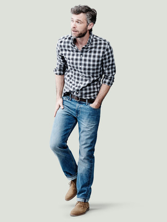 Как носить джинсы с ботинками дезертами за 40 лет: В сочетании друг с другом бело-черная рубашка с длинным рукавом в шотландскую клетку и джинсы будут выглядеть наиболее гармонично. Почему бы не привнести в этот образ на каждый день толику изысканности с помощью ботинок дезертов?