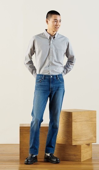 Как носить темно-синие джинсы с черными кожаными лоферами в 20 лет мужчине в стиле смарт-кэжуал: Окружающие по достоинству оценят твое чувство стиля, если увидят тебя в бело-черной рубашке с длинным рукавом в клетку и темно-синих джинсах. Очень неплохо здесь смотрятся черные кожаные лоферы.