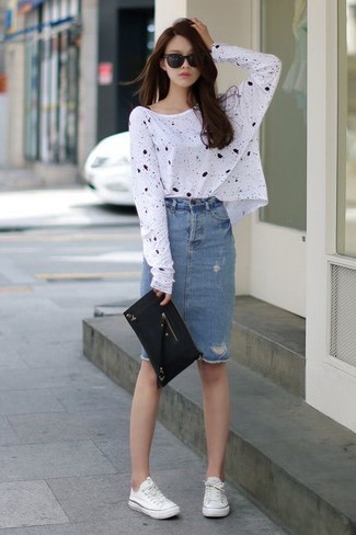 Модный лук: бело-черная футболка с длинным рукавом с принтом, синяя джинсовая юбка-карандаш, белые низкие кеды из плотной ткани, черный кожаный клатч