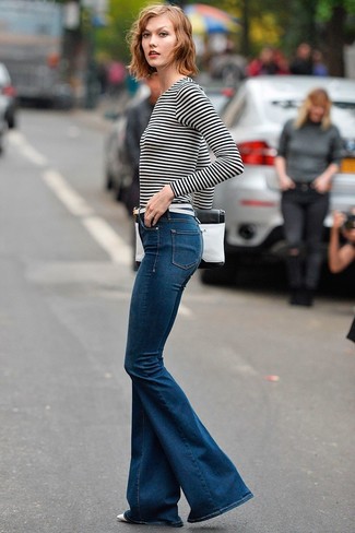 С чем носить синие джинсы-клеш в 30 лет в теплую погоду в стиле смарт-кэжуал: Бело-черная футболка с длинным рукавом в горизонтальную полоску и синие джинсы-клеш — must have вещи в арсенале стильной современной женщины.