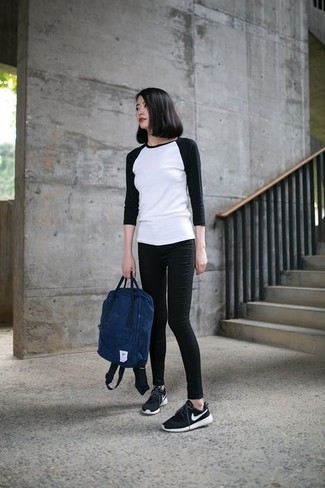 С чем носить синий рюкзак женщине в теплую погоду: Сочетание бело-черной футболки с длинным рукавом и синего рюкзака - очень практично, и поэтому идеально для повседневой носки. Чтобы лук не казался нарочито продуманным, подумай о контрастных деталях: черно-белых кроссовках.