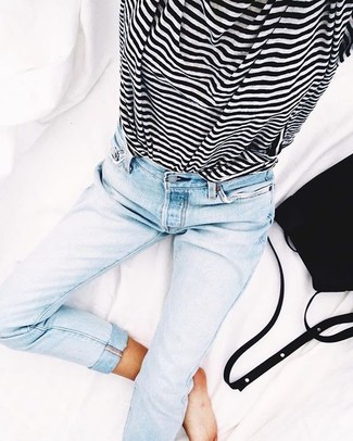 С чем носить голубые джинсы скинни в 30 лет в стиле кэжуал: Бело-черная футболка с круглым вырезом в горизонтальную полоску и голубые джинсы скинни — идеальный образ, если ты хочешь создать лёгкий, но в то же время стильный образ.