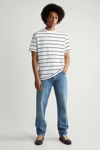Какие джинсы носить с коричневыми низкими кедами мужчине: Бело-черная футболка с круглым вырезом в горизонтальную полоску и джинсы — замечательная формула для воплощения стильного и простого ансамбля. Отлично здесь смотрятся коричневые низкие кеды.