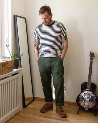Модный лук: бело-черная футболка с круглым вырезом в горизонтальную полоску, темно-зеленые брюки чинос, коричневые замшевые топсайдеры