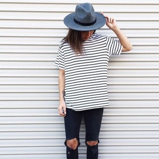 С чем носить синюю шляпу женщине в жару: Если в одежде ты делаешь ставку на комфорт и практичность, бело-черная футболка с круглым вырезом в горизонтальную полоску и синяя шляпа — хороший вариант для привлекательного повседневного лука.