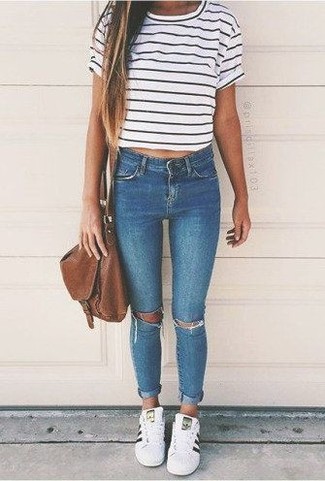 Какие джинсы носить с бело-черными низкими кедами женщине в жару: Сочетание бело-черной футболки с круглым вырезом в горизонтальную полоску и джинсов - очень практично, и поэтому чудесно подходит на каждый день. Пара бело-черных низких кед выигрышно вписывается в этот образ.
