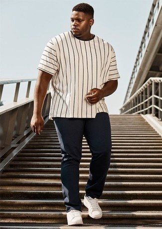 Мужская бело-черная футболка с круглым вырезом в вертикальную полоску от CK Calvin Klein
