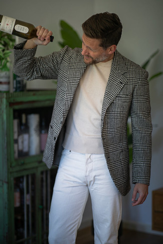 С чем носить светло-коричневый свитер с круглым вырезом мужчине в холод: Тандем светло-коричневого свитера с круглым вырезом и белых джинсов позволит составить незаезженный мужской образ в непринужденном стиле.