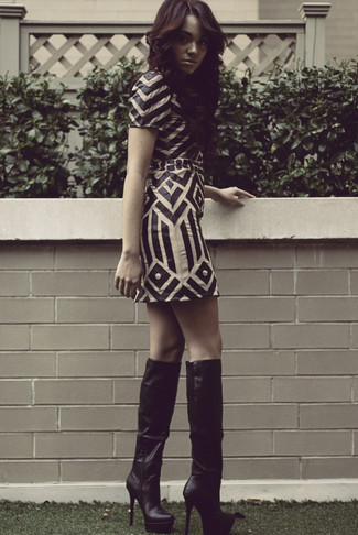 Модный лук: бело-черное кожаное платье-футляр с геометрическим рисунком, черные кожаные сапоги