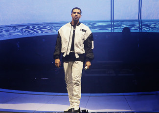 Как Drake носит Бело-черный бомбер, Черно-белая футболка с круглым вырезом с принтом, Белые джинсы, Бело-черные высокие кеды