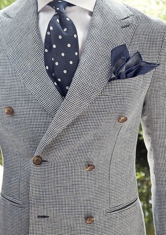 С чем носить темно-синий галстук в горошек в 30 лет мужчине: Сочетание бело-черного двубортного пиджака с узором "гусиные лапки" и темно-синего галстука в горошек — чудесный пример строгого делового стиля.