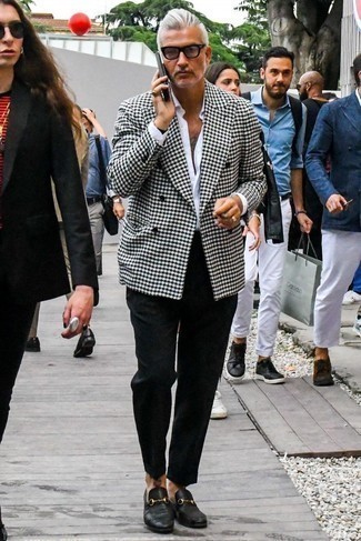 Как носить лоферы с двубортным пиджаком за 40 лет мужчине: Двубортный пиджак и черные брюки чинос — беспроигрышный выбор для рабочего лука на каждый день. И почему бы не добавить в повседневный образ немного изысканности с помощью лоферов?