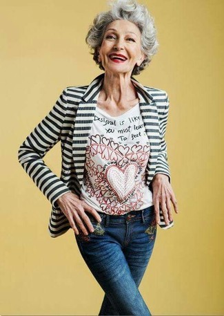 С чем носить футболку за 60 лет женщине в стиле смарт-кэжуал: Если ты делаешь ставку на удобство и функциональность, футболка и синие джинсы с вышивкой — классный выбор для стильного ансамбля на каждый день.